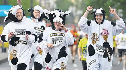 Kuhl! Sport im Team macht gute Laune – und aus Kollegen Trainingspartner mit einem gemeinsamen Ziel. Das kann zum Beispiel ein Firmenlauf sein. Foto: picture-alliance/dpa