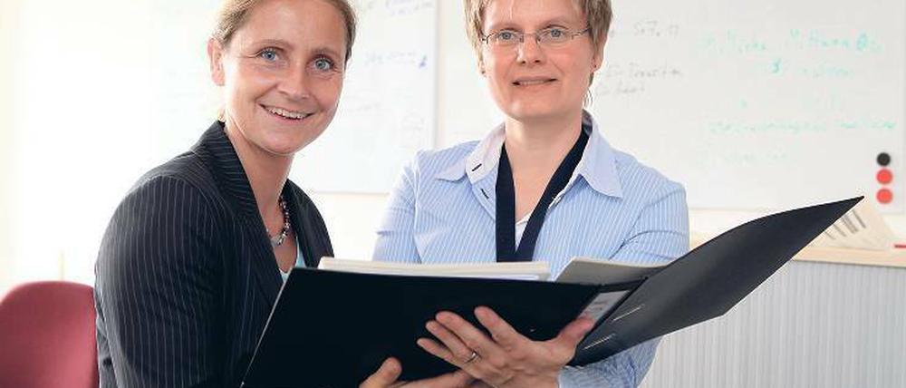 Erfolgreich im Tandem. Nicole Dorazil (links) und Tanja Niebert teilen sich bei T-Systems eine Teamleiterstelle. Eine von beiden ist für die Kollegen immer