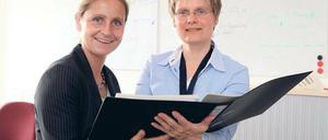 Erfolgreich im Tandem. Nicole Dorazil (links) und Tanja Niebert teilen sich bei T-Systems eine Teamleiterstelle. Eine von beiden ist für die Kollegen immer