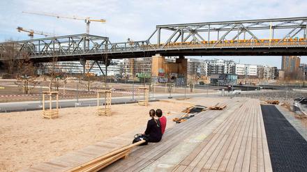 Das "Sonnendeck" im neuen Park ist noch unfertig, wird aber schon genutzt. Die Aussicht ist einfach zu gut.
