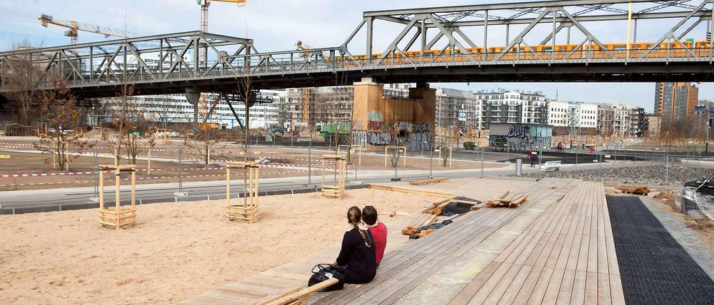 Das "Sonnendeck" im neuen Park ist noch unfertig, wird aber schon genutzt. Die Aussicht ist einfach zu gut.