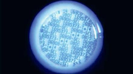 Geheime Botschaft. Erst unter Schwarzlicht wird sichtbar, was den Einbrechern verborgen bleibt. Winzige in der Farbe eingeschlossene „Microdots“ sollen die Ermittler direkt zum wahren Besitzer der gestohlenen Schmuckstücke, Fahrräder oder Autos führen.