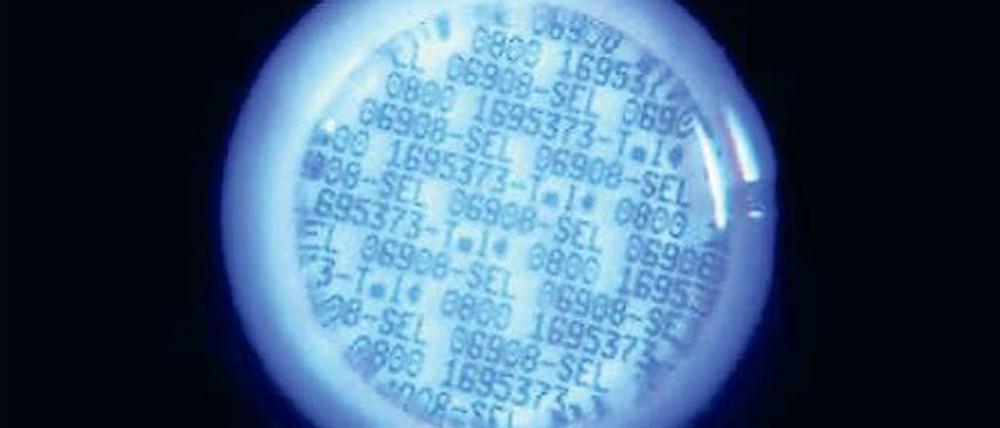 Geheime Botschaft. Erst unter Schwarzlicht wird sichtbar, was den Einbrechern verborgen bleibt. Winzige in der Farbe eingeschlossene „Microdots“ sollen die Ermittler direkt zum wahren Besitzer der gestohlenen Schmuckstücke, Fahrräder oder Autos führen.