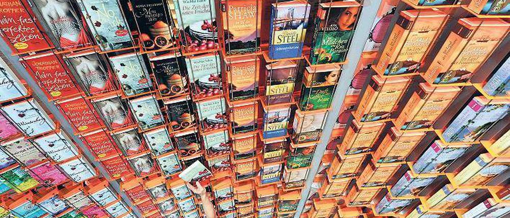 Titeljagd. Die Frankfurter Buchmesse wäre ein Ort, wo Literaturbegeisterte schon mal Praxiserfahrung sammeln können – als Vorbereitung für den Studiengang „Angewandte Literaturwissenschaft“, der Philologen zu Literaturagenten oder Lektoren ausbildet. Foto: dpa