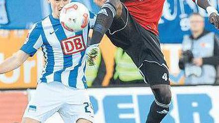 Partycrasher. Ingolstadts Danny da Costa (rechts) nimmt Berlins Peer Kluge den Ball weg – und die Aussicht auf einen Aufstieg schon an diesem Montag. Foto: dpa