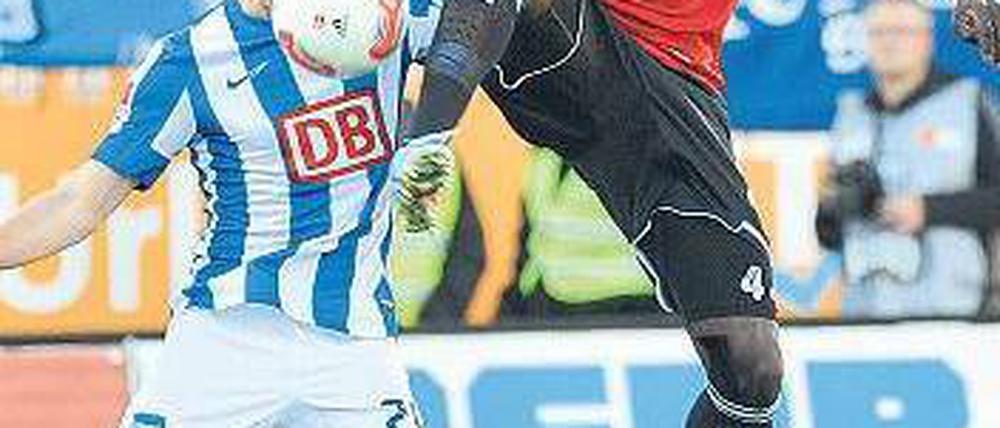 Partycrasher. Ingolstadts Danny da Costa (rechts) nimmt Berlins Peer Kluge den Ball weg – und die Aussicht auf einen Aufstieg schon an diesem Montag. Foto: dpa