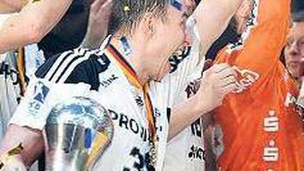 Kieler Glückseligkeit. Mit Pokal in der Hand feiert es sich am besten. Foto: dpa