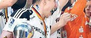 Kieler Glückseligkeit. Mit Pokal in der Hand feiert es sich am besten. Foto: dpa