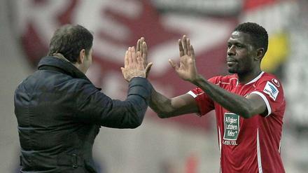 Abklatschen für Platz drei. Trainer Franco Foda feiert mit dem doppelten Torschützen Mohammadou Idrissou.