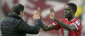 Abklatschen für Platz drei. Trainer Franco Foda feiert mit dem doppelten Torschützen Mohammadou Idrissou.