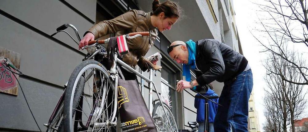 Frühlingscheck. Auch in den Fahrradläden stehen die Kunden Schlange. 