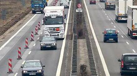 Lkw auf Autobahnen müssen Maut bezahlen. Um das System gibt es Streit. Foto: dpa