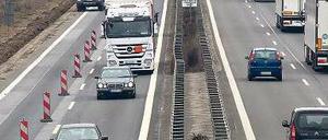 Lkw auf Autobahnen müssen Maut bezahlen. Um das System gibt es Streit. Foto: dpa