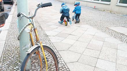 Langzeitbeobachtung. Die Kinder auf dem Foto waren noch nicht geboren, da stand das Rad in der Lützowstraße schon da. Im Juli 2011 schritt das Ordnungsamt schließlich ein und hängte eine Warnung an den Rahmen. Das Rad werde sonst abgeholt, drohte die Behörde. Tja, im April 2013 ist der Warnzettel weg – und das Fahrrad noch immer da.