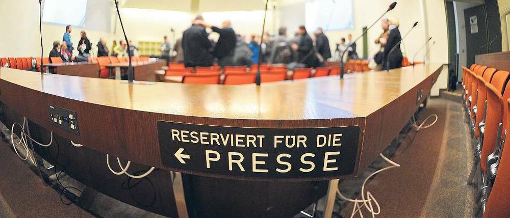 Blick in den Münchener Gerichtssaal. Seit Wochen wird darüber gestritten, wer dem Prozess gegen rechtsradikale Angeklagte folgen darf. Foto: Andreas Gebert/dpa