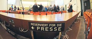 Blick in den Münchener Gerichtssaal. Seit Wochen wird darüber gestritten, wer dem Prozess gegen rechtsradikale Angeklagte folgen darf. Foto: Andreas Gebert/dpa