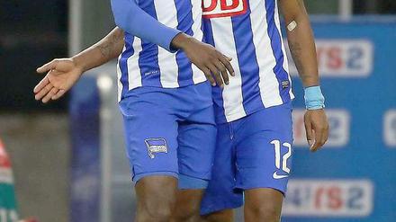 Gemeinsam in Richtung Aufstieg. Herthas Ramos (l.) und Ronny.