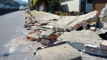 Massive Straßenschäden nach einem schweren Erdbeben in Japan.