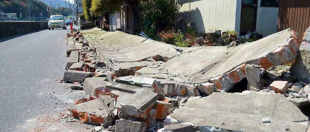 Massive Straßenschäden nach einem schweren Erdbeben in Japan.