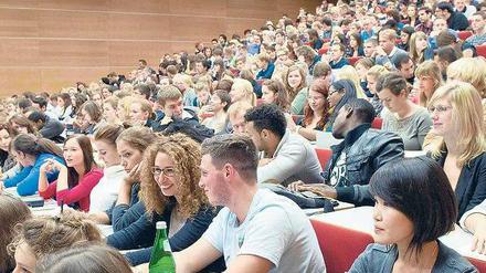 Brechend volle Hörsäle – und kein Ende abzusehen. Die Aussetzung der Wehrpflicht und Abitur-Doppeljahrgänge bescheren den Hochschulen immer mehr Studierende.
