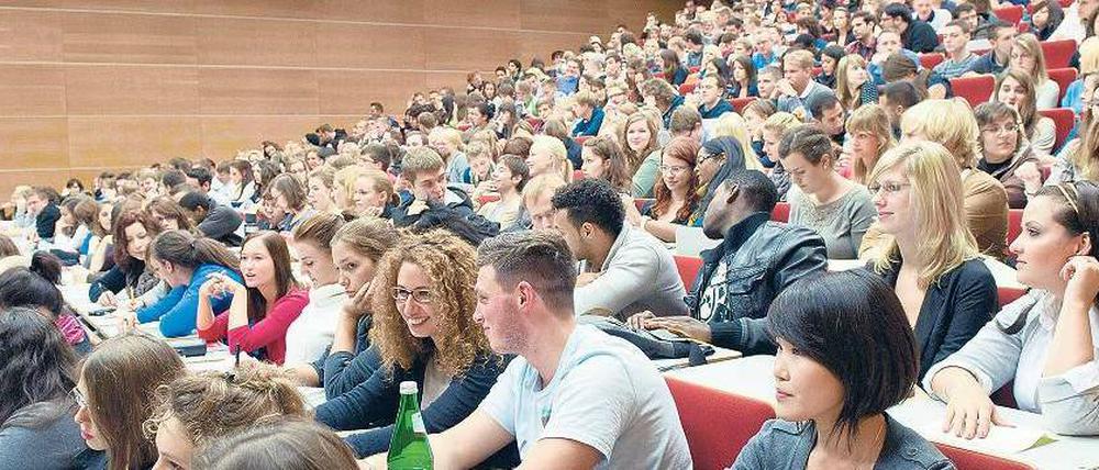 Brechend volle Hörsäle – und kein Ende abzusehen. Die Aussetzung der Wehrpflicht und Abitur-Doppeljahrgänge bescheren den Hochschulen immer mehr Studierende.