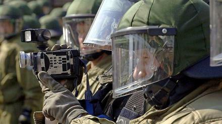 Wie die Übertragung eines Fußballspiels? Ein Gesetz erlaubt es der Polizei fortan, Liveaufnahmen von Demonstrationen direkt ins Präsidium zu senden.