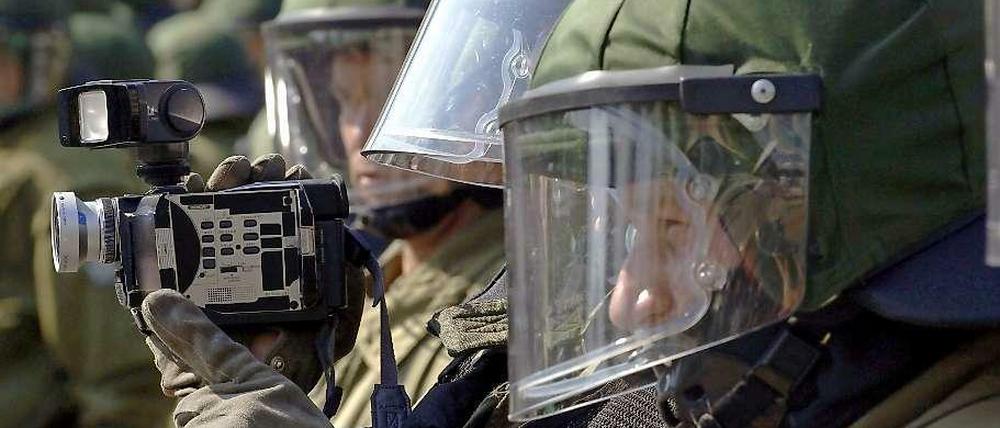 Wie die Übertragung eines Fußballspiels? Ein Gesetz erlaubt es der Polizei fortan, Liveaufnahmen von Demonstrationen direkt ins Präsidium zu senden.