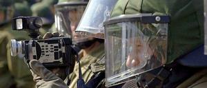 Wie die Übertragung eines Fußballspiels? Ein Gesetz erlaubt es der Polizei fortan, Liveaufnahmen von Demonstrationen direkt ins Präsidium zu senden.