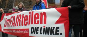 Auch die Linke demonstrierte am Potsdamer Platz. Vorne rechts der Berliner Landesvorsitzende, Klaus Lederer.