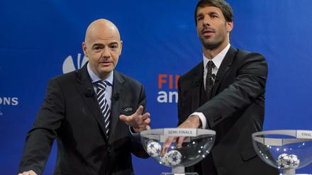 Links liegen drei Kugeln, rechts nur zwei. Nur für ungeübte Beobachter ist dies ein Beweis für Manipulation. Infantino und van Nistelrooy gingen die Auslosung diesmal "old school" an. 