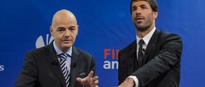 Links liegen drei Kugeln, rechts nur zwei. Nur für ungeübte Beobachter ist dies ein Beweis für Manipulation. Infantino und van Nistelrooy gingen die Auslosung diesmal "old school" an. 