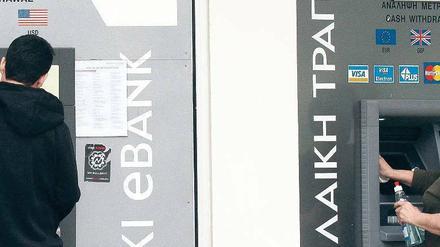 Wieder flüssig. Zyprische Bankkunden können wieder Geld abheben. Das ging einige Tage lang nicht. Foto: dpa