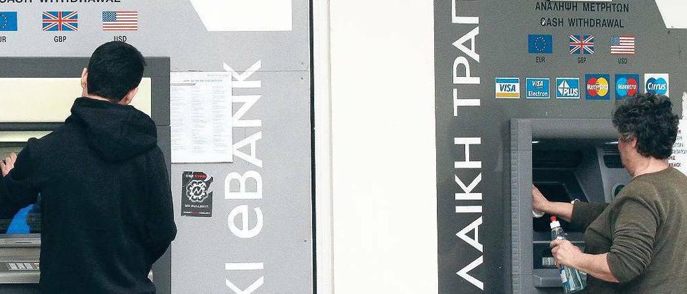 Wieder flüssig. Zyprische Bankkunden können wieder Geld abheben. Das ging einige Tage lang nicht. Foto: dpa