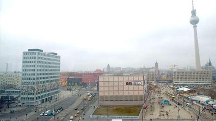 Dem Himmel so fern: Grau, zugig, schäbig und geduckt, so kennt der Berliner seinen Alex.
