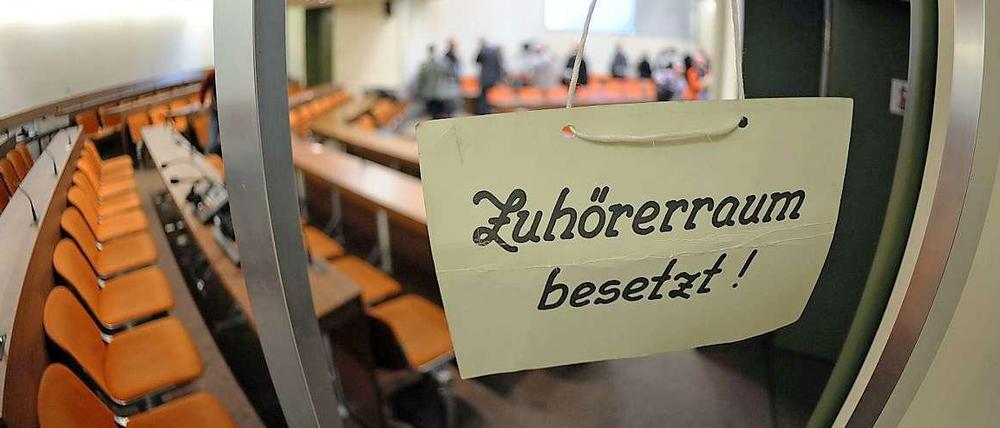 Im Münchener Gerichtssaal für den NSU-Prozess wird es eng - zu eng für die Interessenten der deutschen und ausländischen Presse.