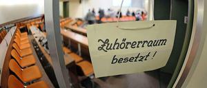 Im Münchener Gerichtssaal für den NSU-Prozess wird es eng - zu eng für die Interessenten der deutschen und ausländischen Presse.
