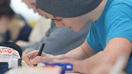 Volle Konzentration: Bei Schulabschlussprüfungen gibt es ohnehin schon genügend Schwierigkeiten – nun wird auch noch gestreikt. 