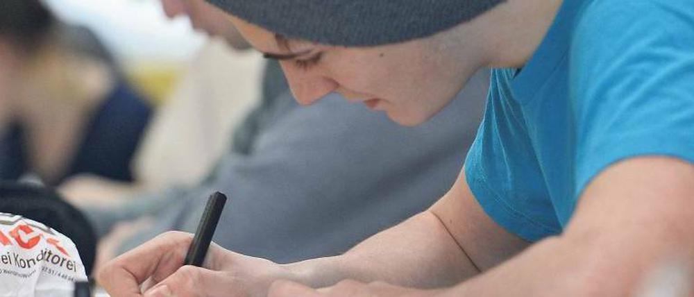 Volle Konzentration: Bei Schulabschlussprüfungen gibt es ohnehin schon genügend Schwierigkeiten – nun wird auch noch gestreikt. 