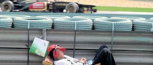 Müde Begeisterung. Auch beim chinesischen Streckenpersonal in Schanghai hält sich das Interesse an der Formel 1 in engen Grenzen.