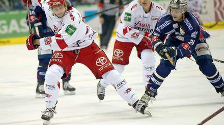 "Blueliner" Andreas Holmqvist (l.) ist mit elf Toren und 39 Vorlagen als Verteidiger Topscorer der Kölner in der Hauptrunde, und wurde als „Spieler des Jahres“ ausgezeichnet.