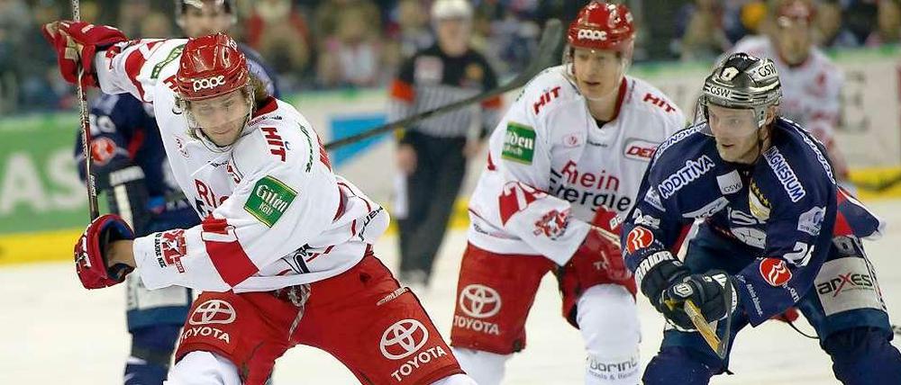 "Blueliner" Andreas Holmqvist (l.) ist mit elf Toren und 39 Vorlagen als Verteidiger Topscorer der Kölner in der Hauptrunde, und wurde als „Spieler des Jahres“ ausgezeichnet.