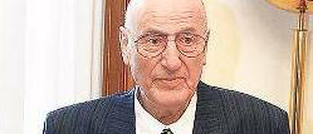 Mit Stock und ohne Hut: Manfred Krug wurde am Montag im Roten Rathaus von Klaus Wowereit geehrt.