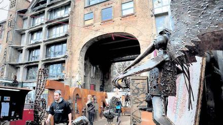 Soli-Fete im Hinterhof. Das Fest auf der Freifläche hinter dem Tacheles-Bau sollte auch eine Demonstration sein. An sich war ein „Richtfest“ für das neue Gelände geplant.