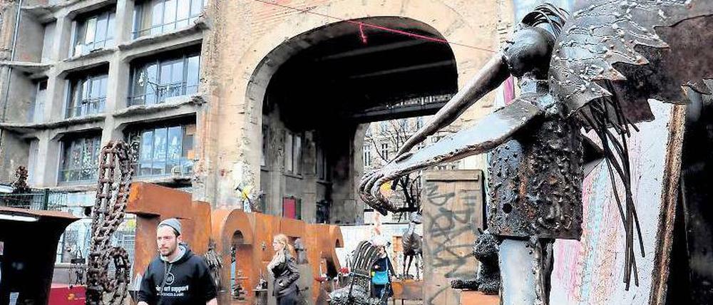 Soli-Fete im Hinterhof. Das Fest auf der Freifläche hinter dem Tacheles-Bau sollte auch eine Demonstration sein. An sich war ein „Richtfest“ für das neue Gelände geplant.