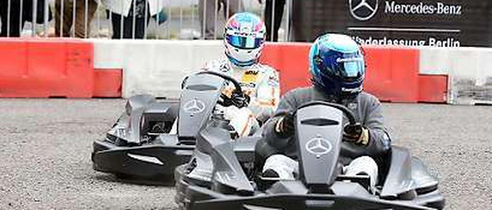 Gas geben auf der Kartbahn.