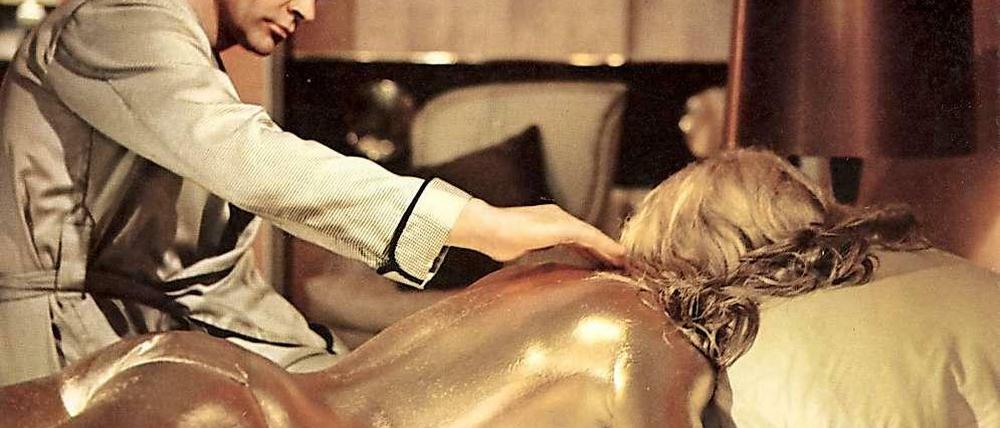 Überdosis. Im James-Bond-Klassiker wird Jill Mastersons Körper ganz mit Goldfarbe bemalt, so dass sie daran erstickt.