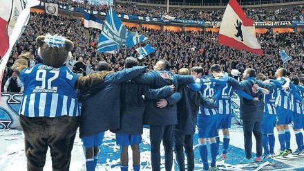 Erst am letzten Spieltag wird geschunkelt. Hertha BSC will mit der großen Aufstiegsparty bis zum Schluss warten. Foto: dpa