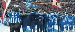 Erst am letzten Spieltag wird geschunkelt. Hertha BSC will mit der großen Aufstiegsparty bis zum Schluss warten. Foto: dpa