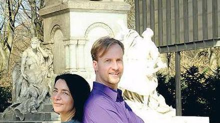 HASSLIEBE. Autorin Kerstin Decker und der Sänger Peter Schöne, hier vor dem Wagner-Denkmal in Tiergarten, gestalten einen Abend zum Verhältnis von Nietzsche und Wagner im Tagesspiegel-Verlagshaus. 