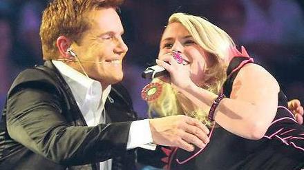 Auf Kuschelkurs: Dieter Bohlen und Kandidatin Beatrice Egli schäkern bei der RTL-Castingshow "Deutschland sucht den Superstar".   